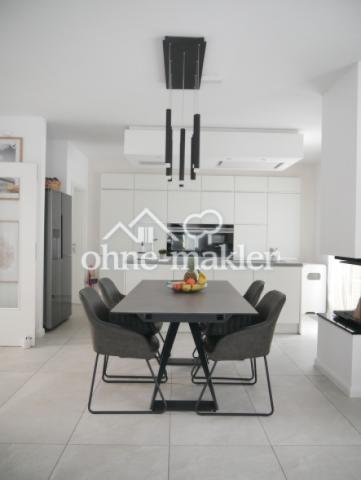 Essbereich mit Blick zur Küche