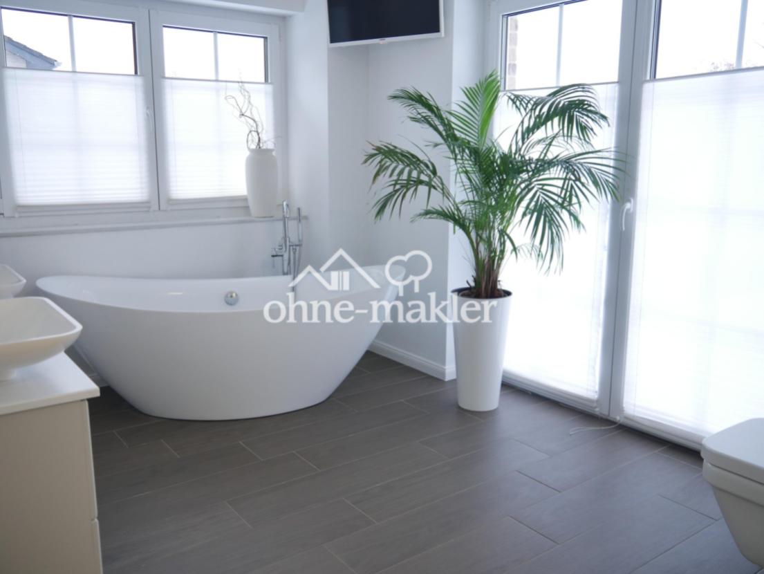 Bad mit freistehender Wanne