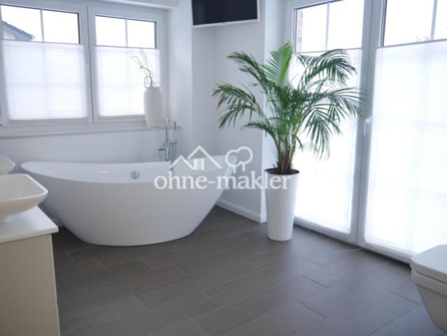 Bad mit freistehender Wanne