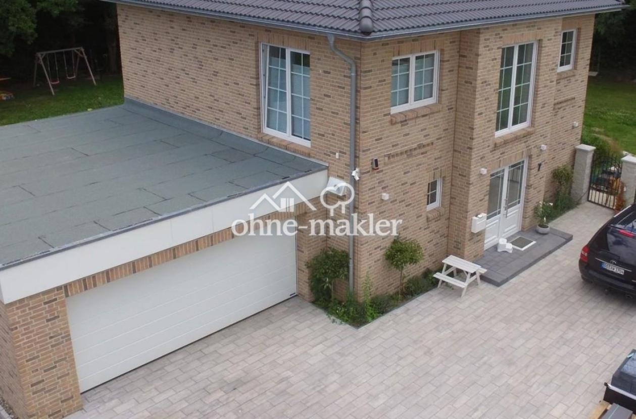 Haus und Einfahrt im Sommer