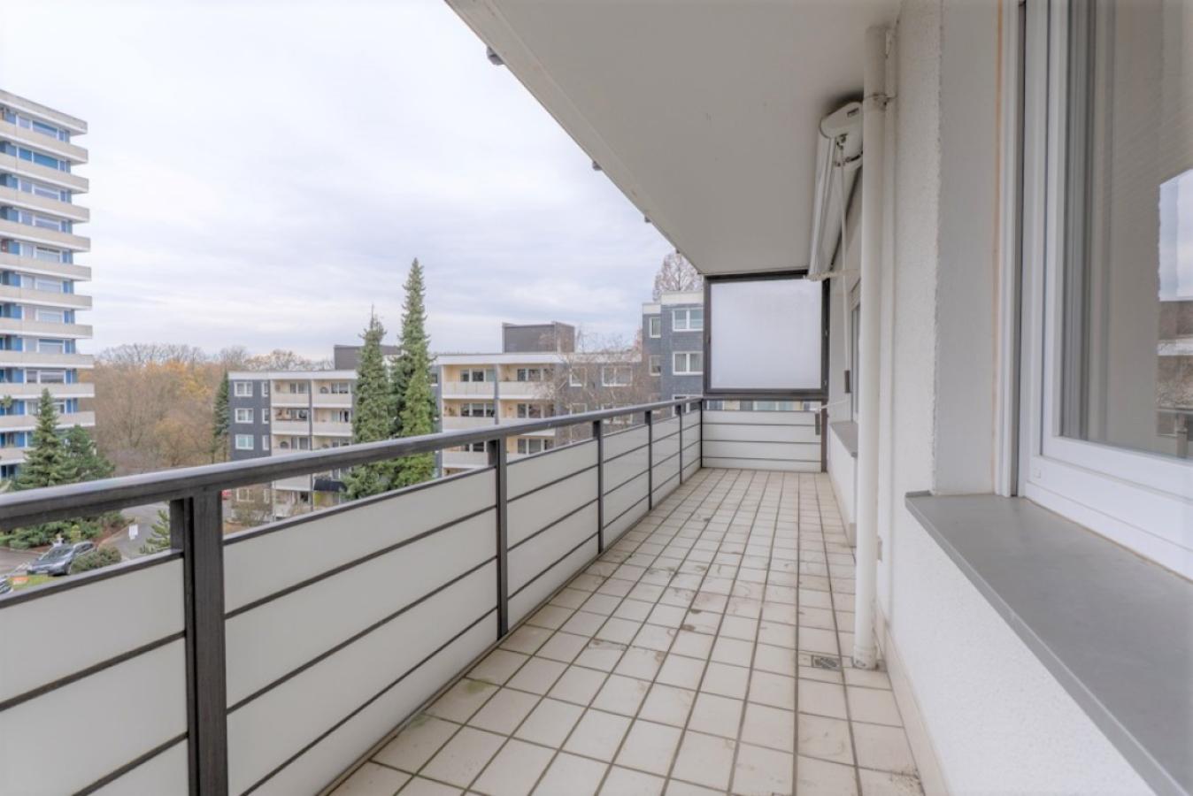 Der ca. 12m² große überdachte Balkon