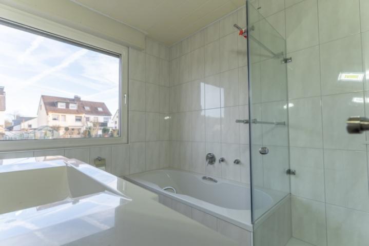 Modernes Tageslichtbad im EG