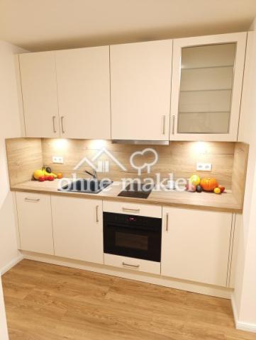 Küchenzeile mit Elektrogeräten