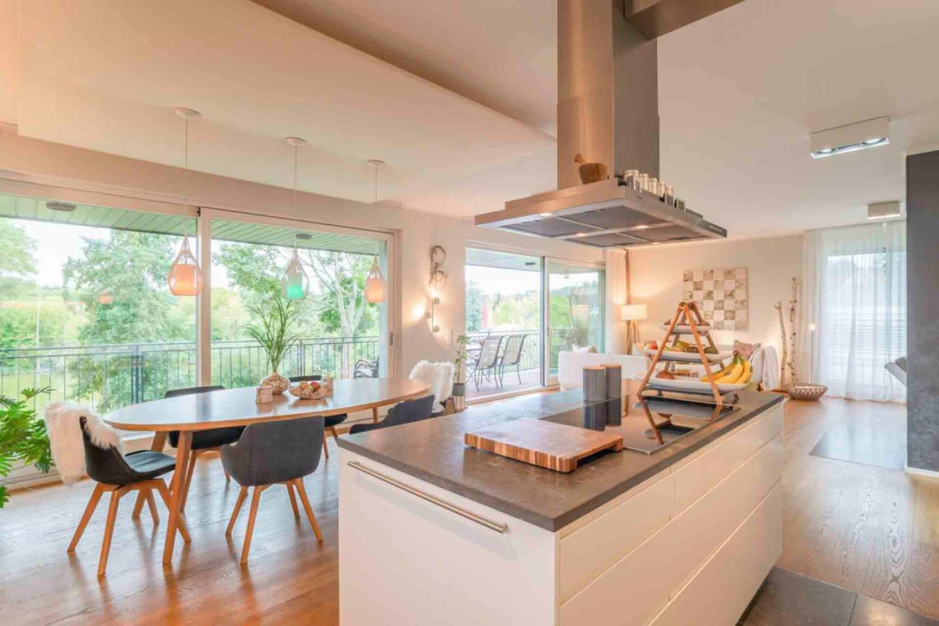 Moderne EBK mit Kochinsel