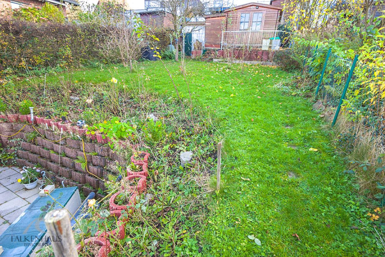 Gartenbereich oberhalb der Terrasse mit Blick auf Ihren Gartenhaus