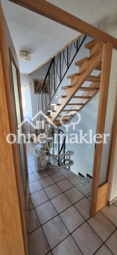 Treppenaufgang mit Lift