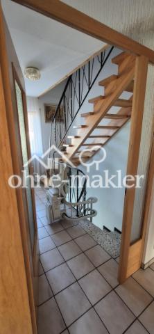 Treppenaufgang mit Lift