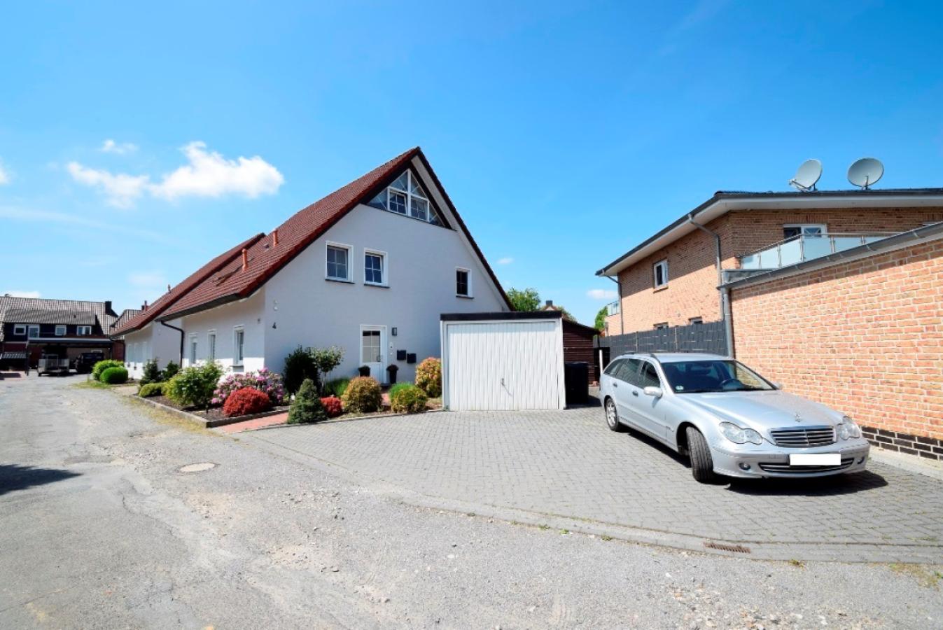 1b. Ostseite mit Garage und Stellplatz