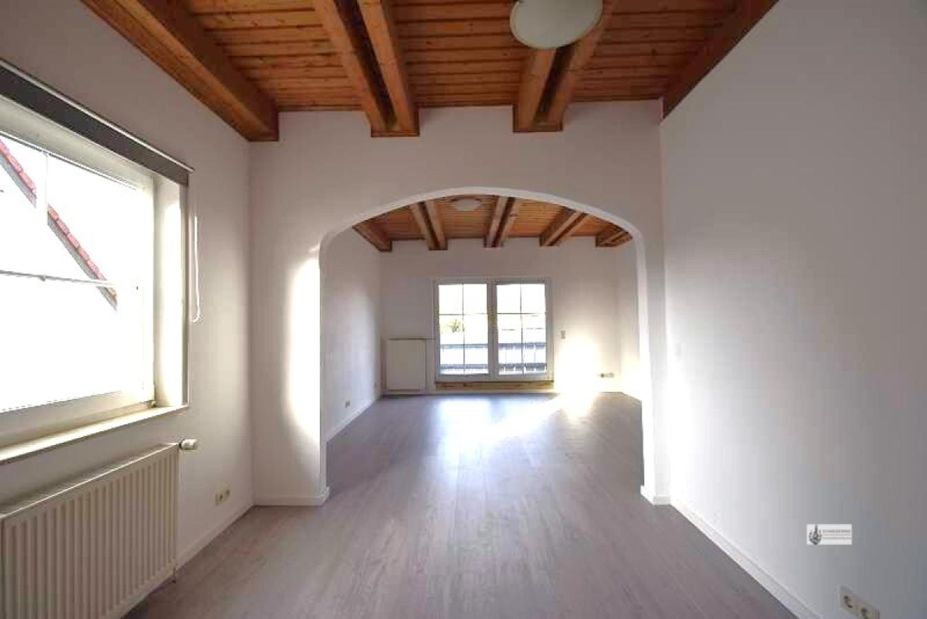 Blick vom Esszimmer durch das Wohnzimmer zum Balkon