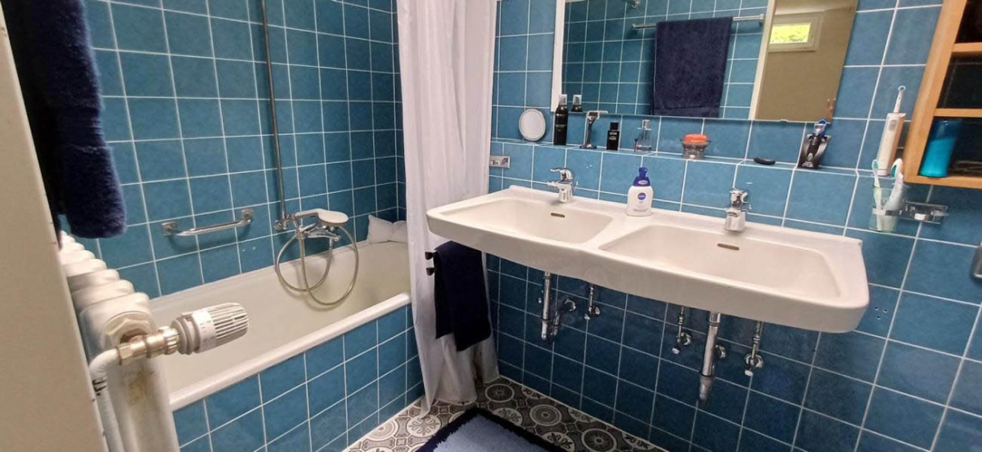 Badezimmer mit Dusche und Fensterkuppel 1. OG