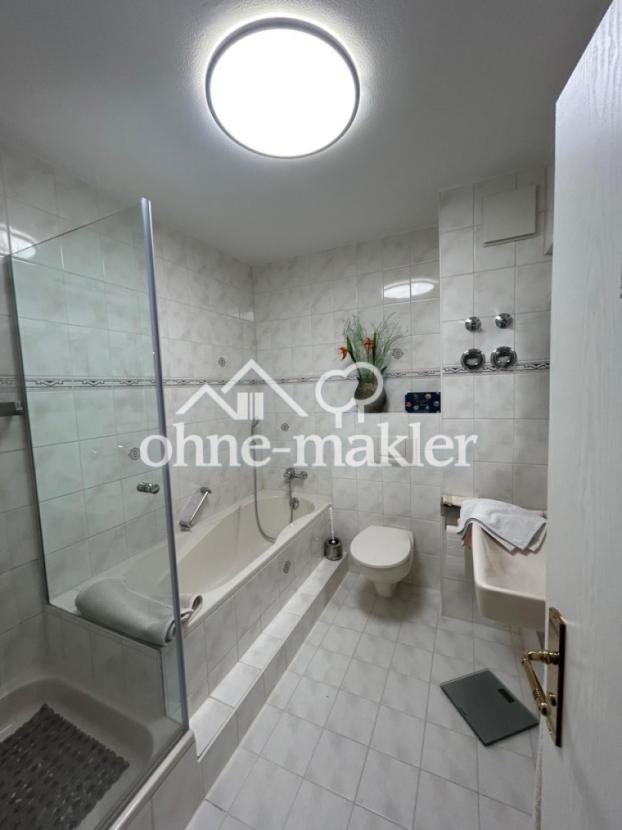 Bad mit Echtglasdusche