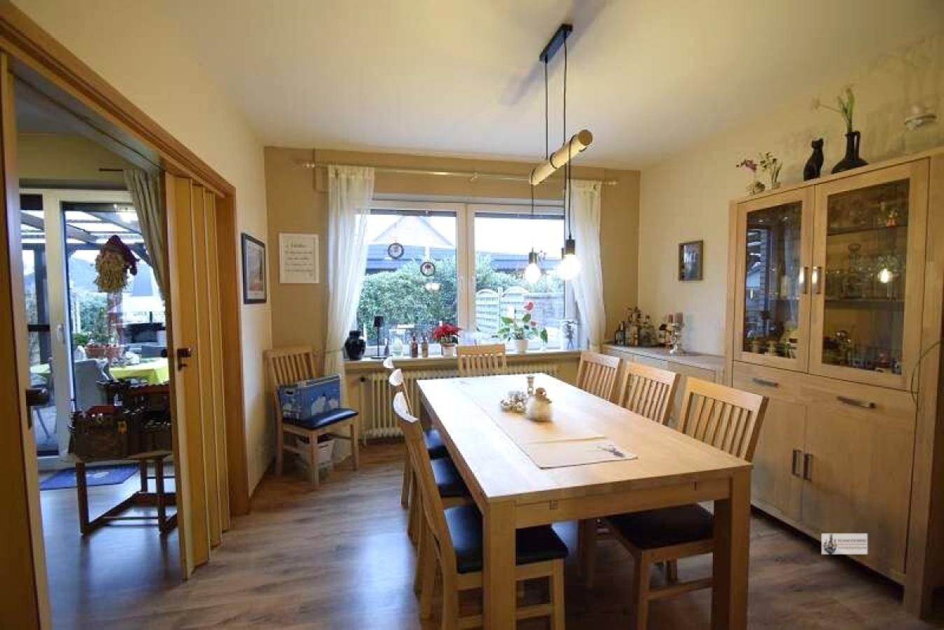 Esszimmer mit Zugang zum Wohnzimmer