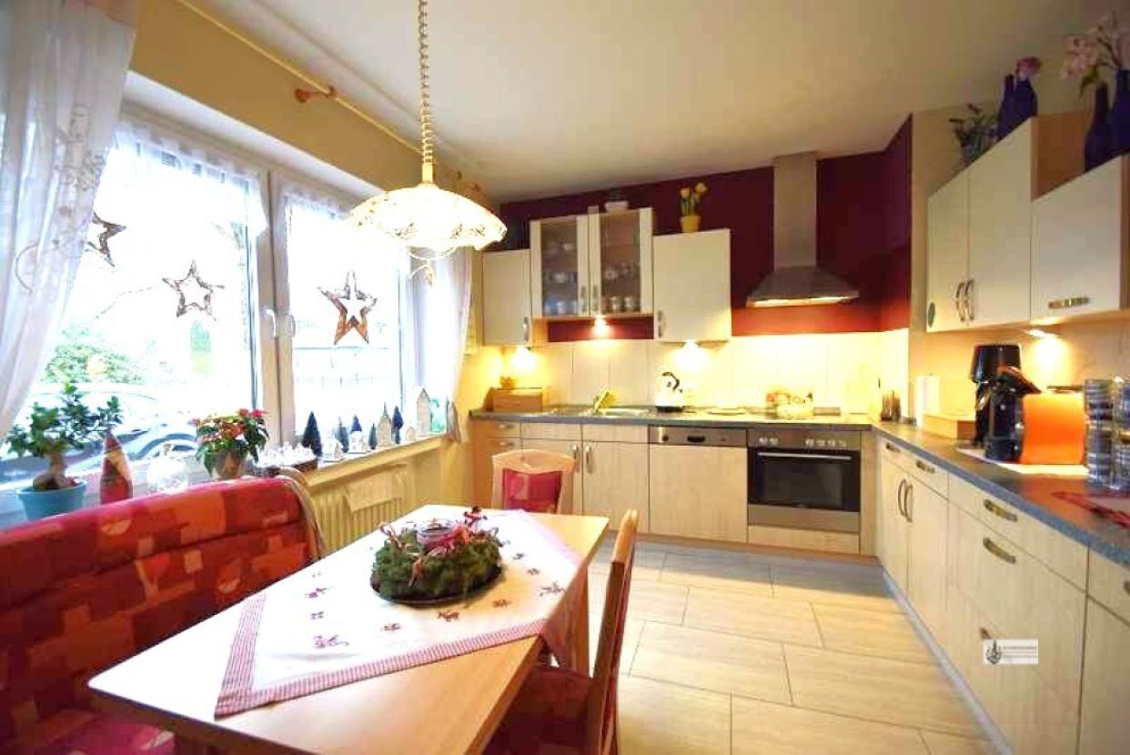 Große Einbauküche mit Sitzecke