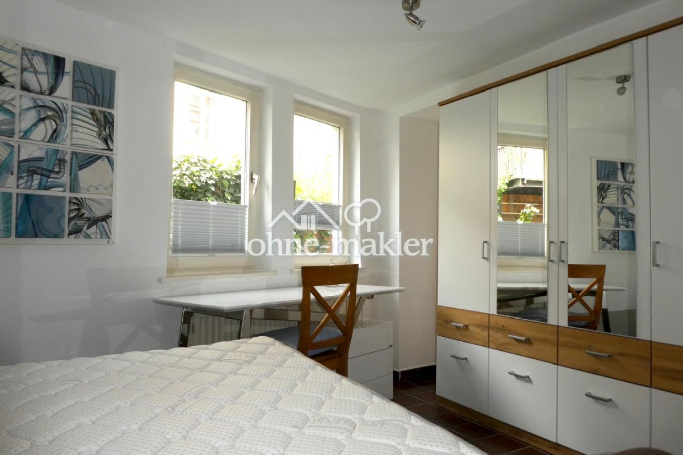 Schlafzimmer mit Schreibtisch