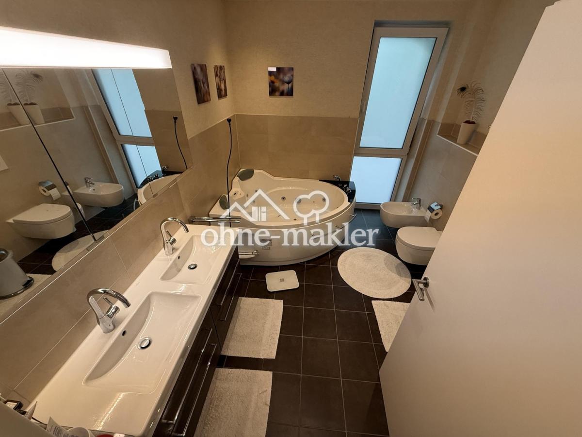 geräumiges Familienbad im OG