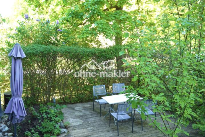 Garten mit Holzterrasse