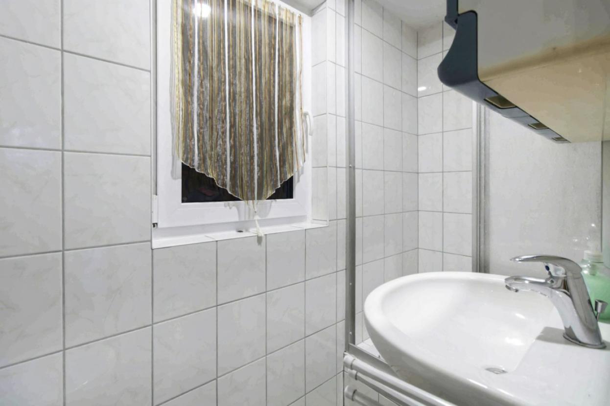 Badezimmer mit Dusche