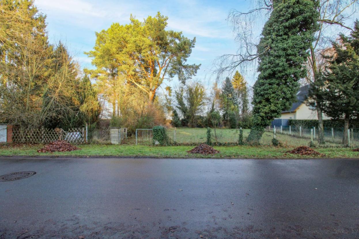 Straße und Grundstück