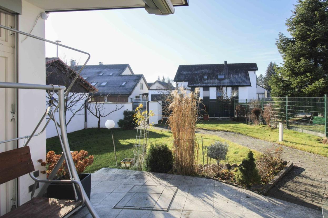 Blick von der Terrasse in den Garten