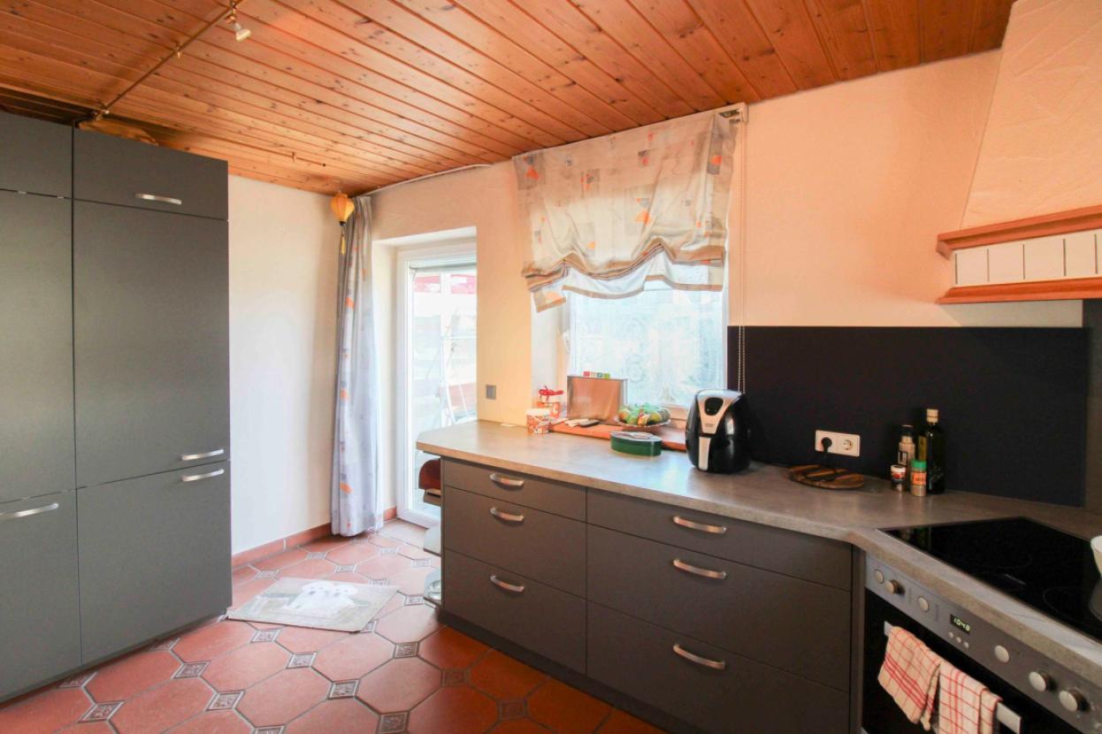 Küche mit Ausgang zur Terrasse