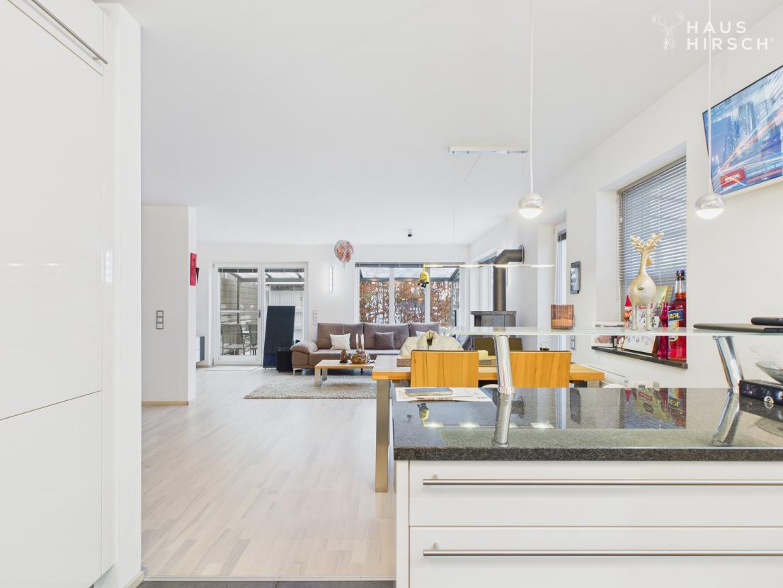 Küche mit Blick ins Wohnzimmer