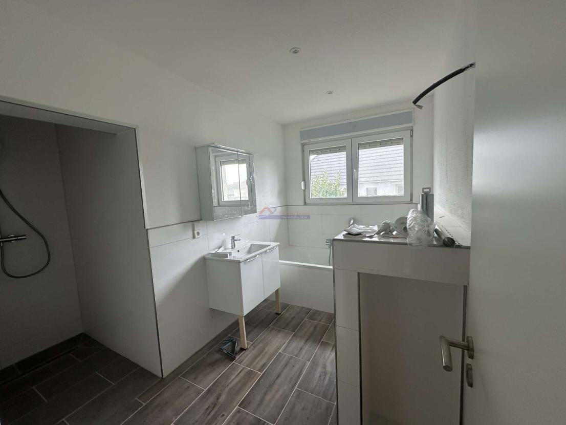 Bad mit Wanne und DuschEcke