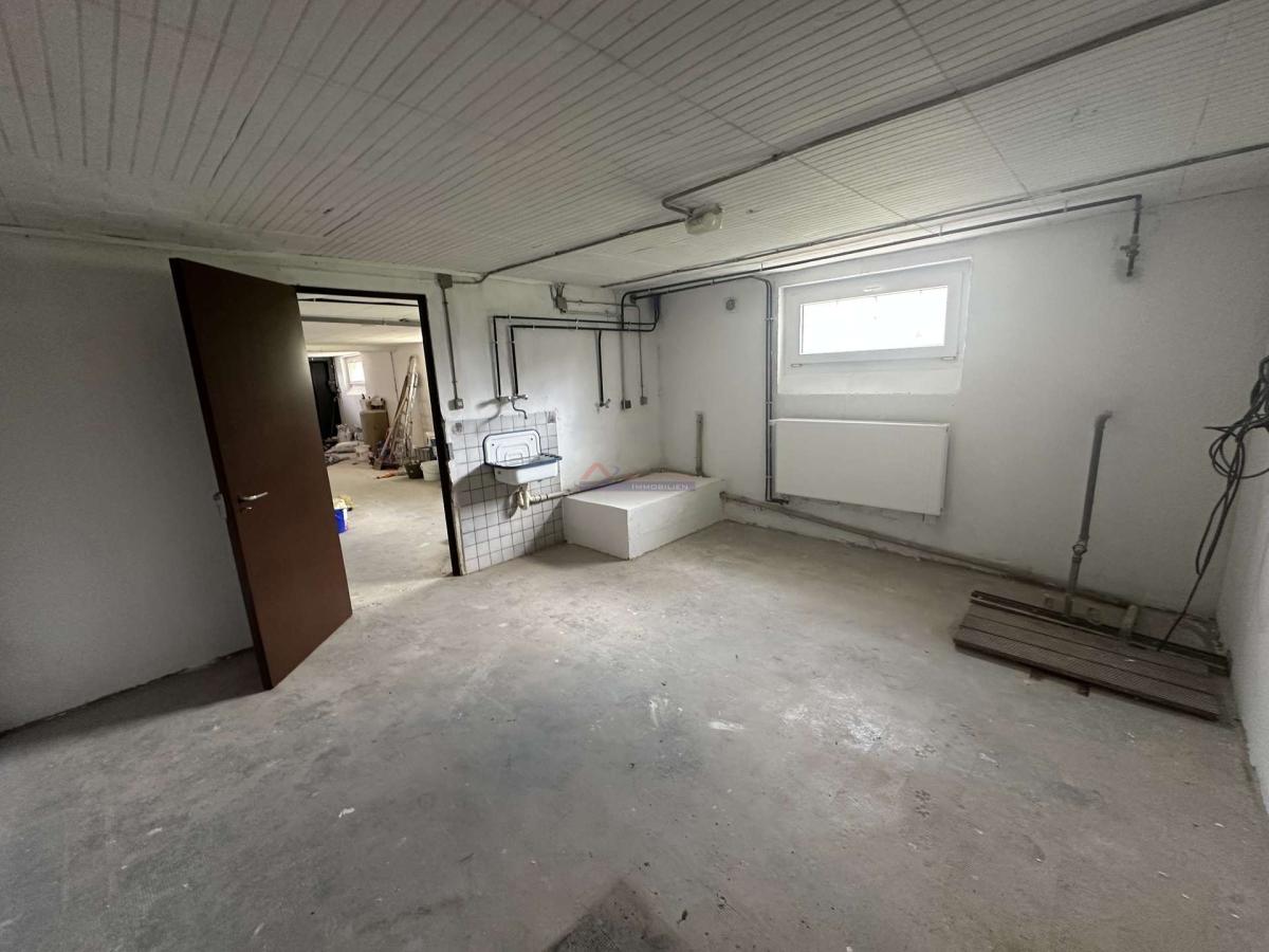 Waschraum mit Zugang Garage