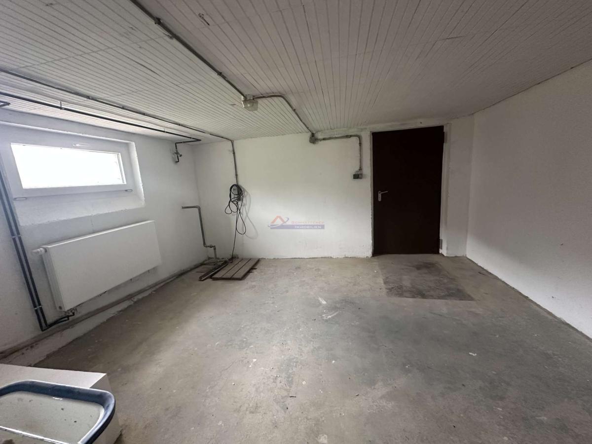 Waschraum mit Aufgang Garten