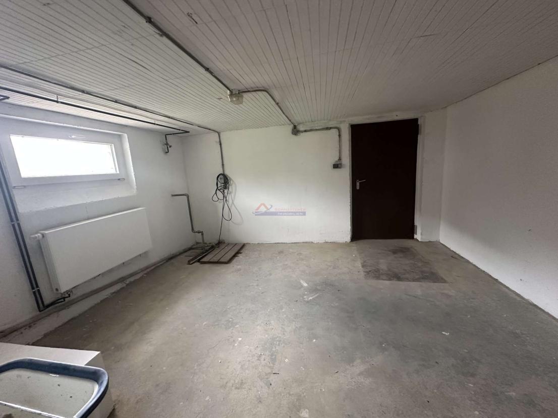 Waschraum mit Aufgang Garten