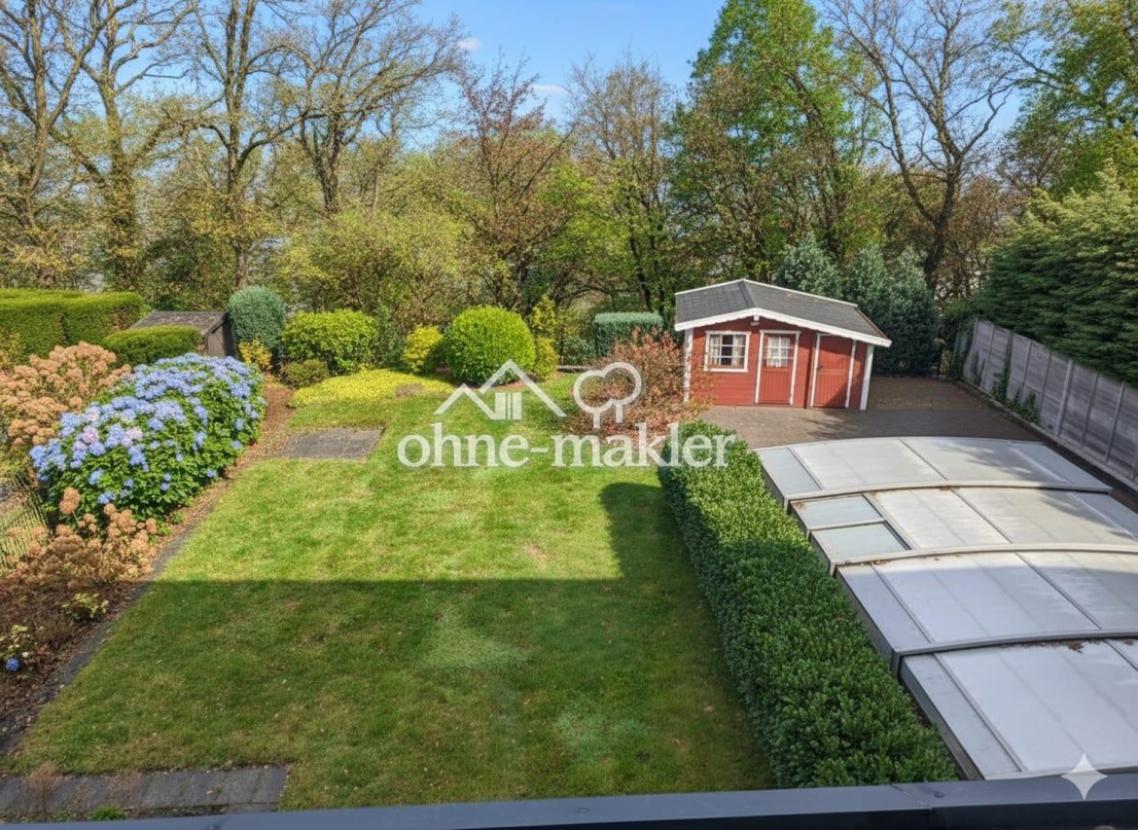 Garten mit überdachtem Pool