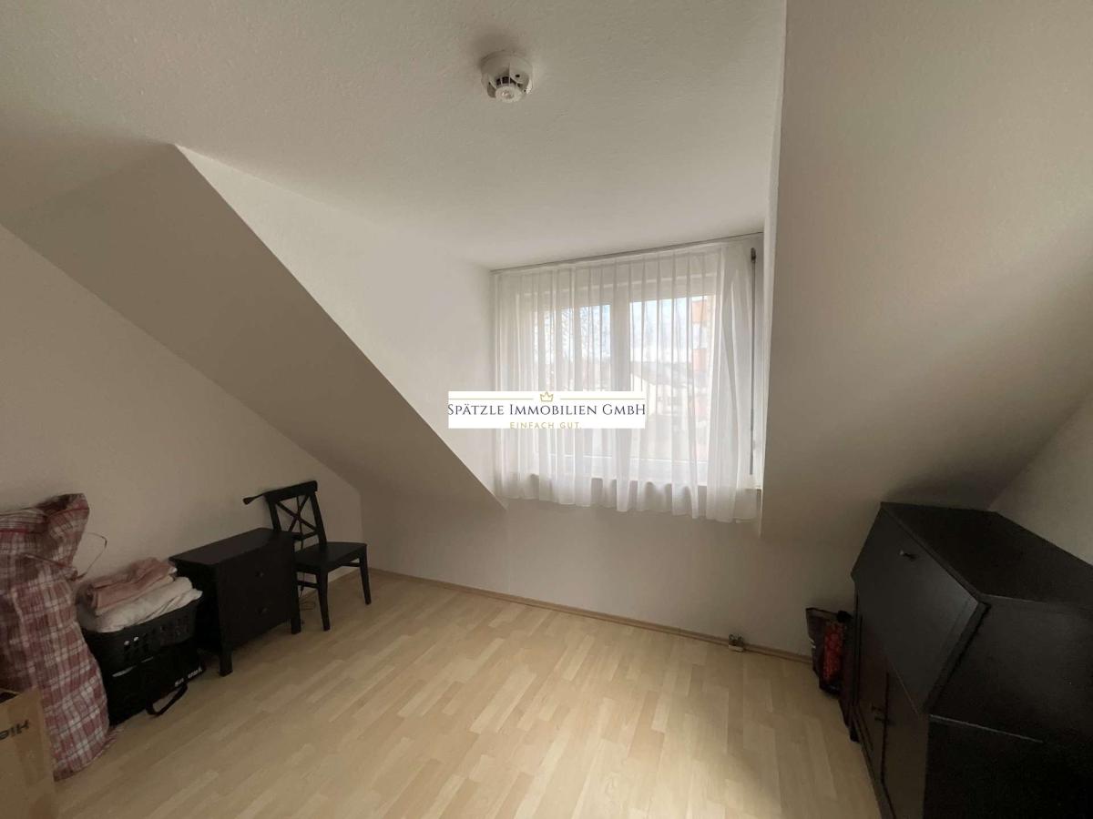 Kinderzimmer/Schlafzimmer/Büro unten