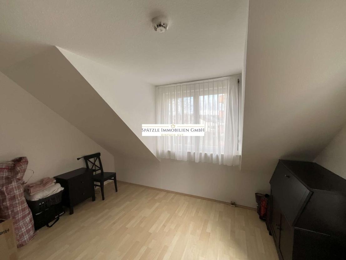 Kinderzimmer/Schlafzimmer/Büro unten