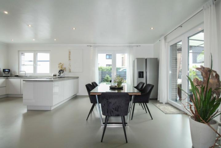 Küche und Essbereich