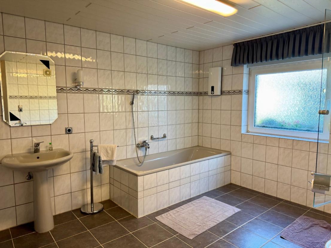 Badezimmer mit Tageslicht, Badewanne und Bidet