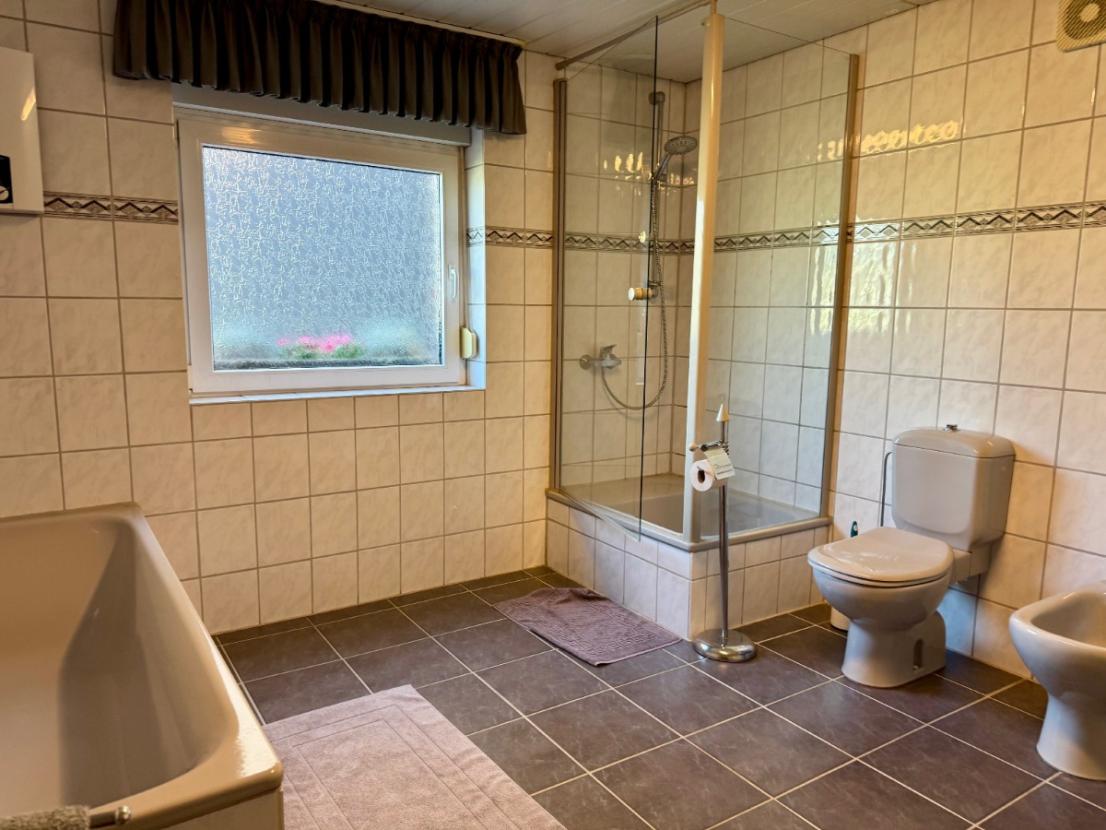 Badezimmer mit Tageslicht, Badewanne und Bidet