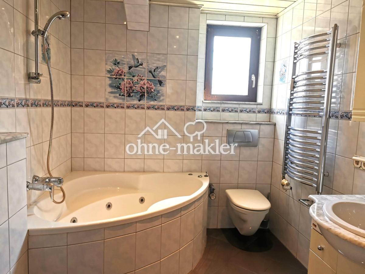 Bad mit Badewanne und WC