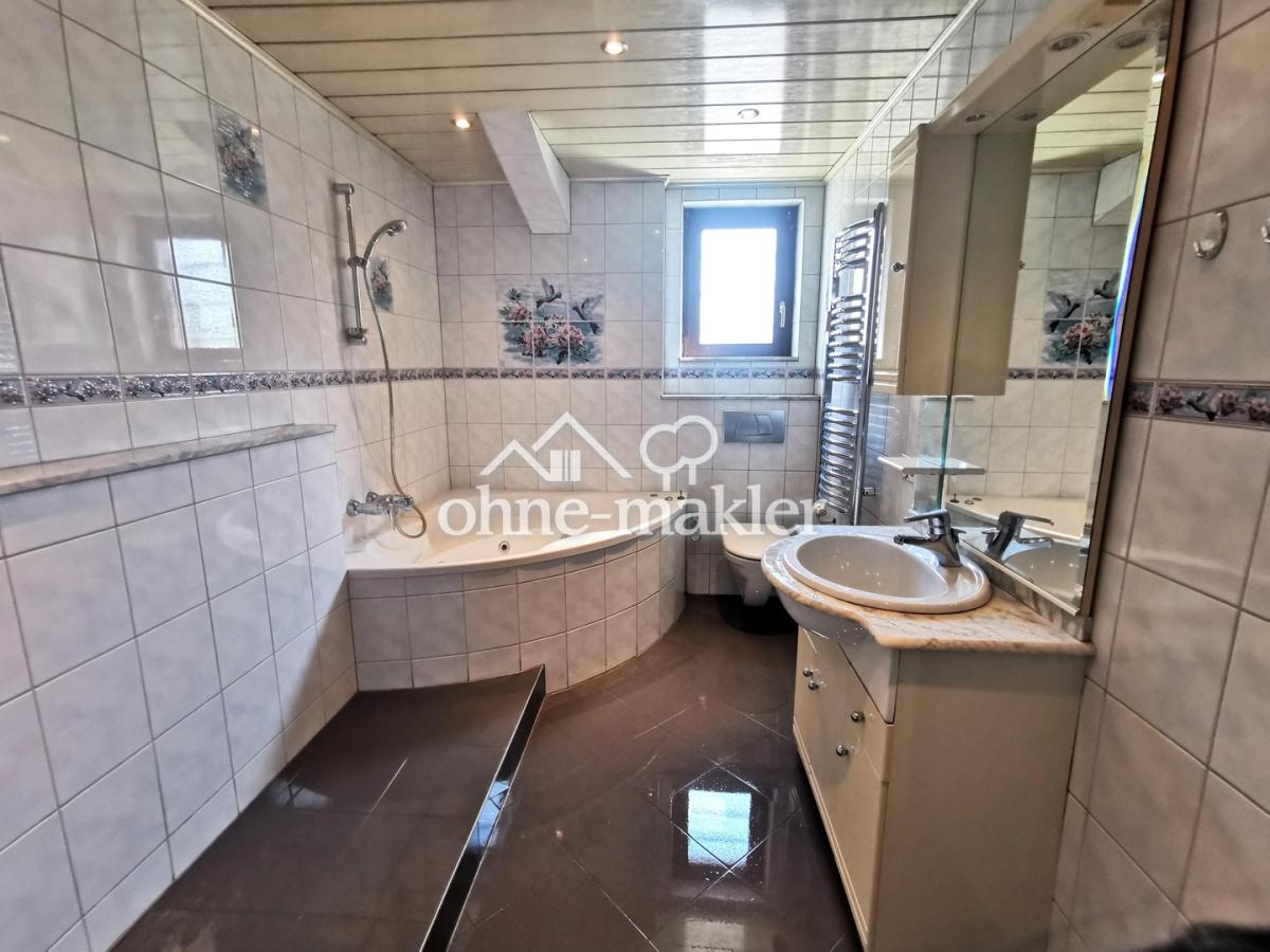 Bad mit Badewanne und WC