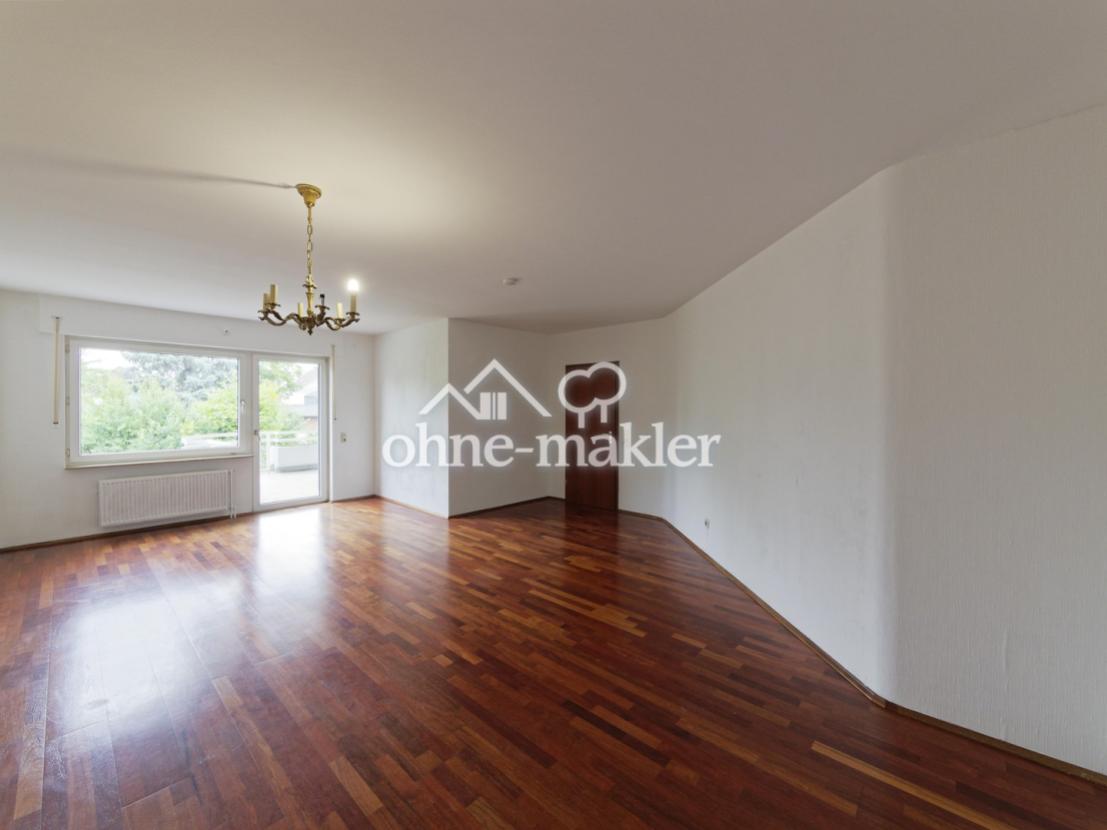 geräumiges Wohnzimmer