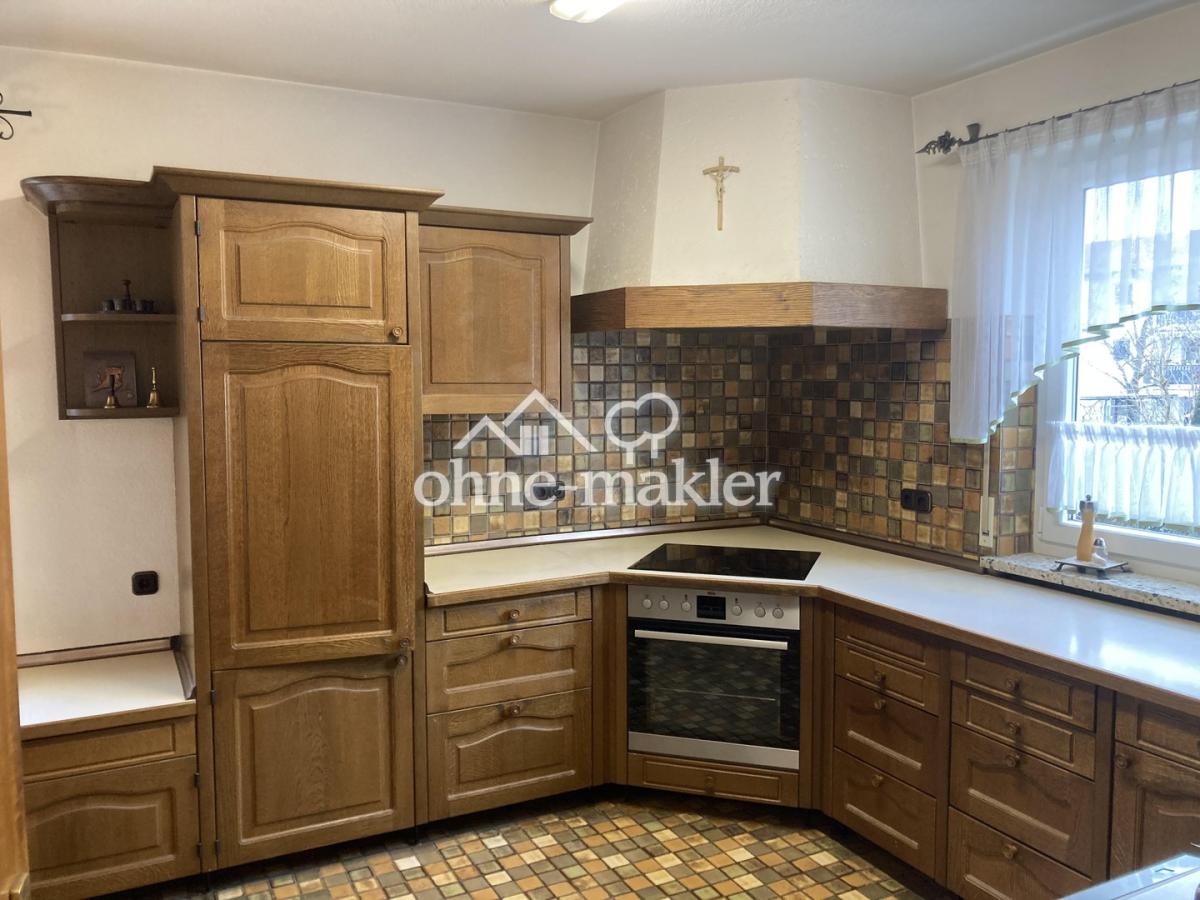 Große Küche mit Essbereich