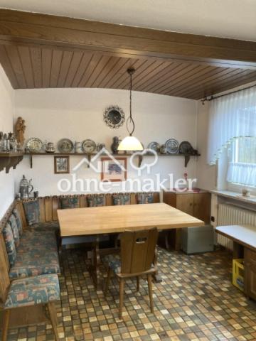 Große Küche mit Essbereich