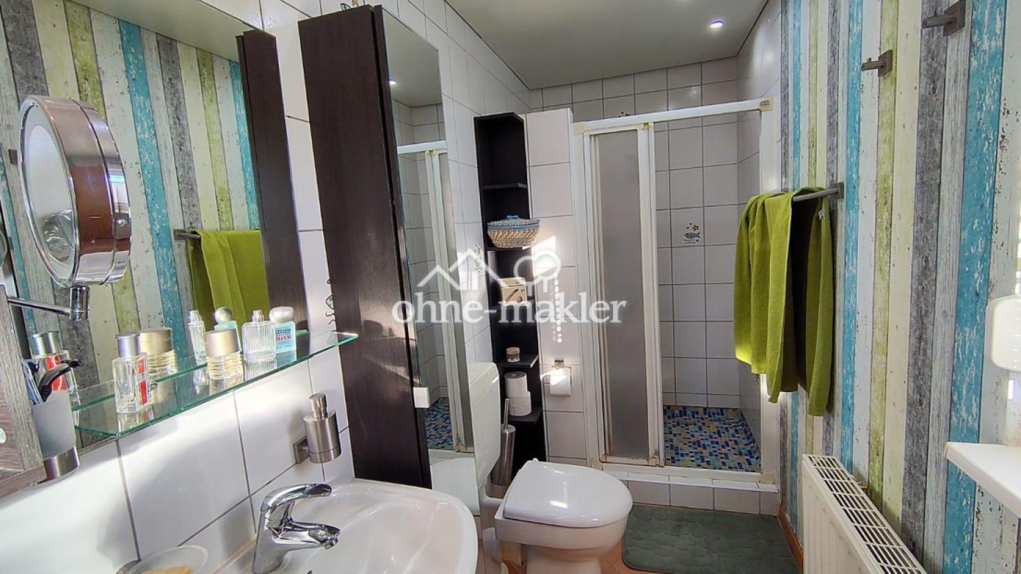 Bad m. geräumiger Dusche unten