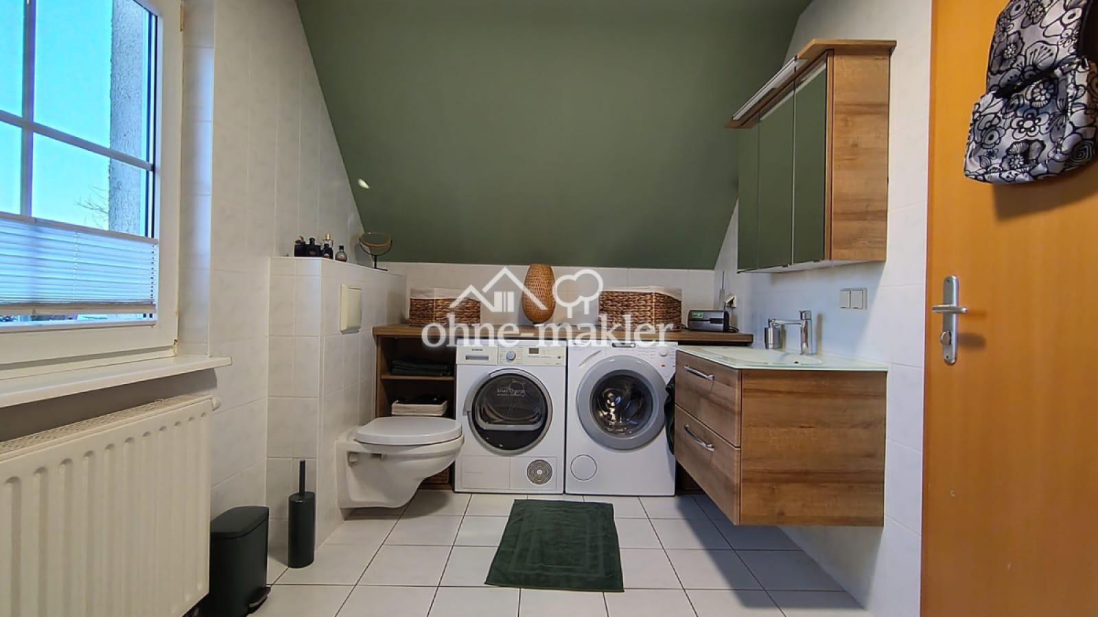 Bad mit Badewanne oben