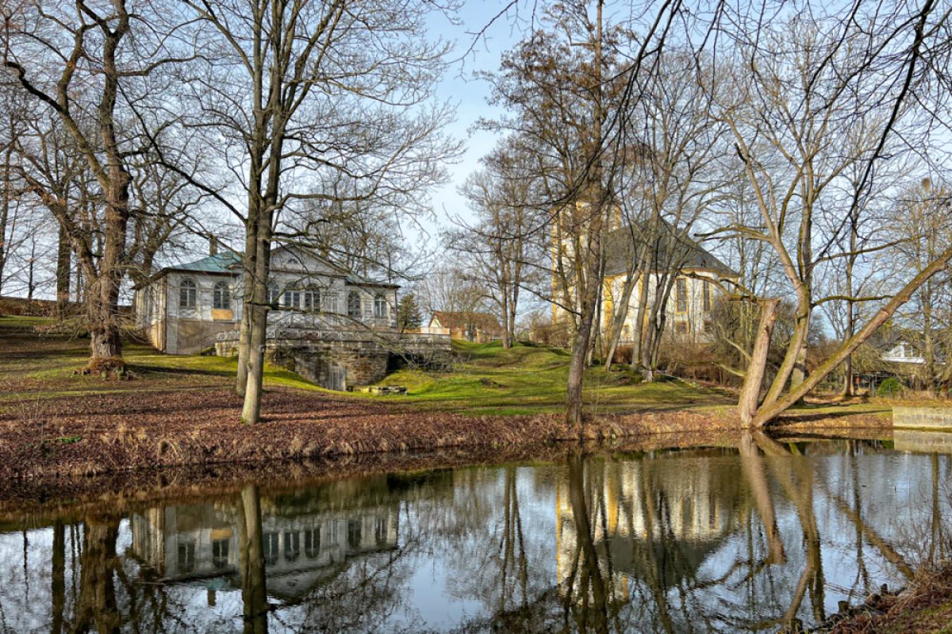 Schlosspark mit Kirche