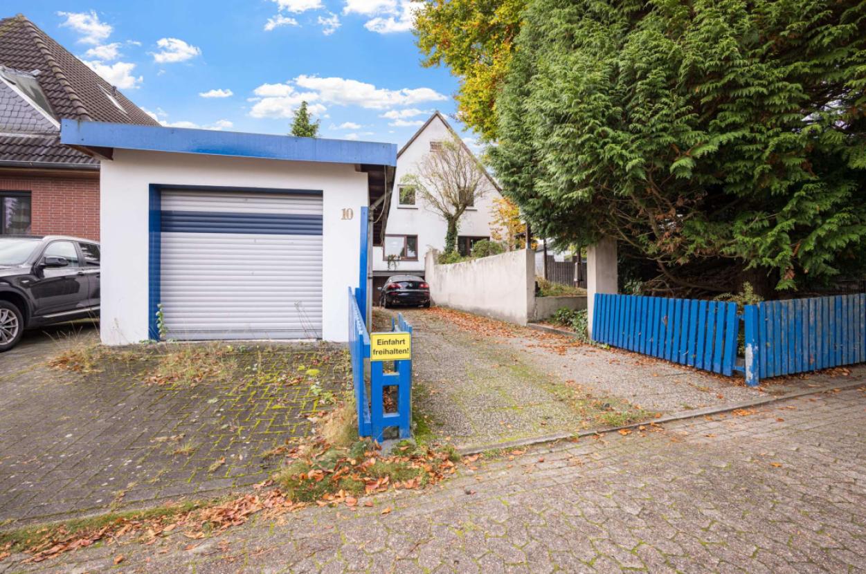 Garage und Einfahrt