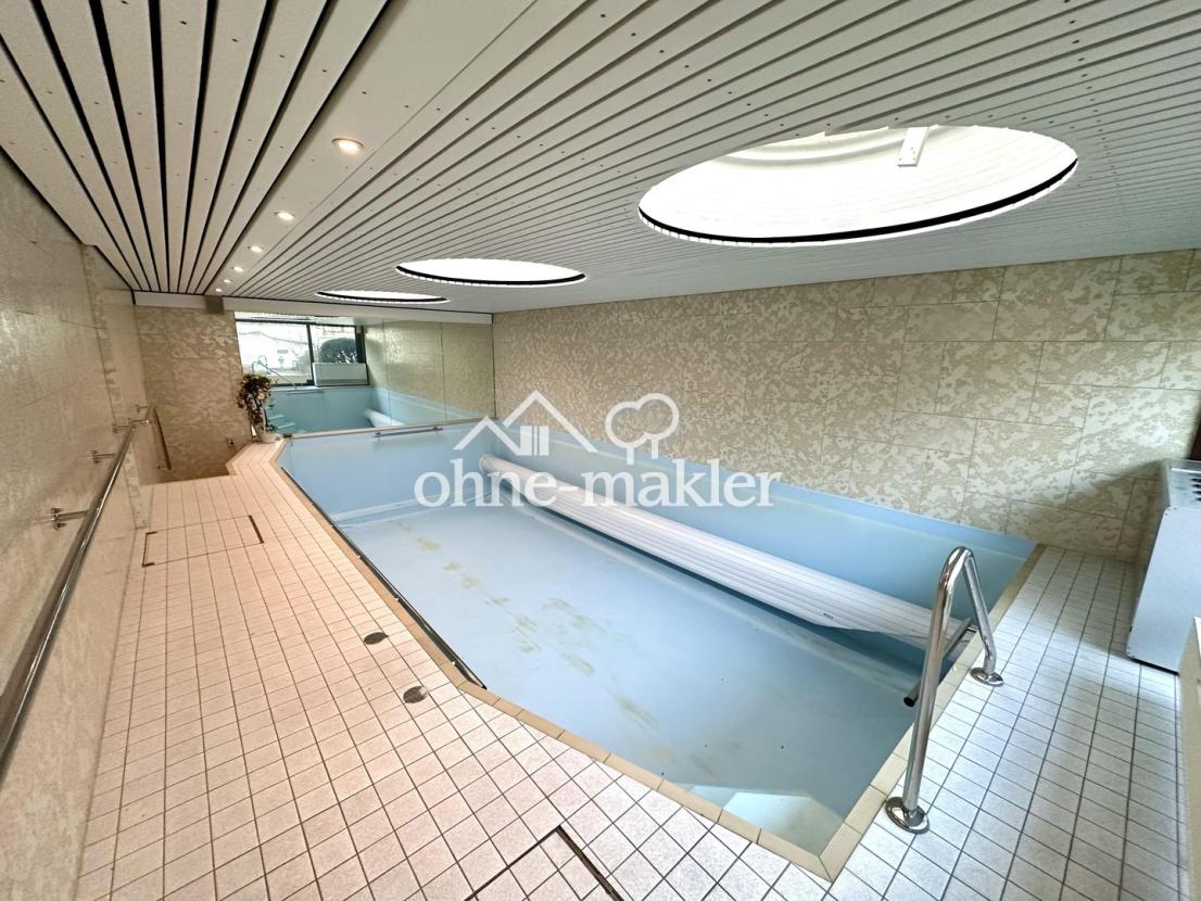 Großer Indoor Pool