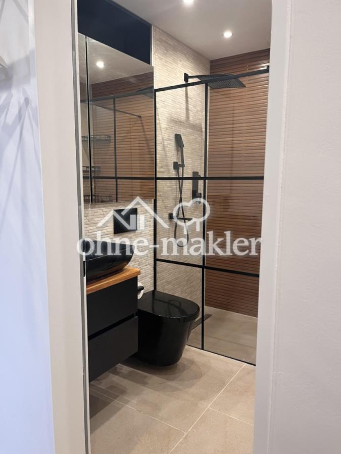 Bad von der Türe aus 