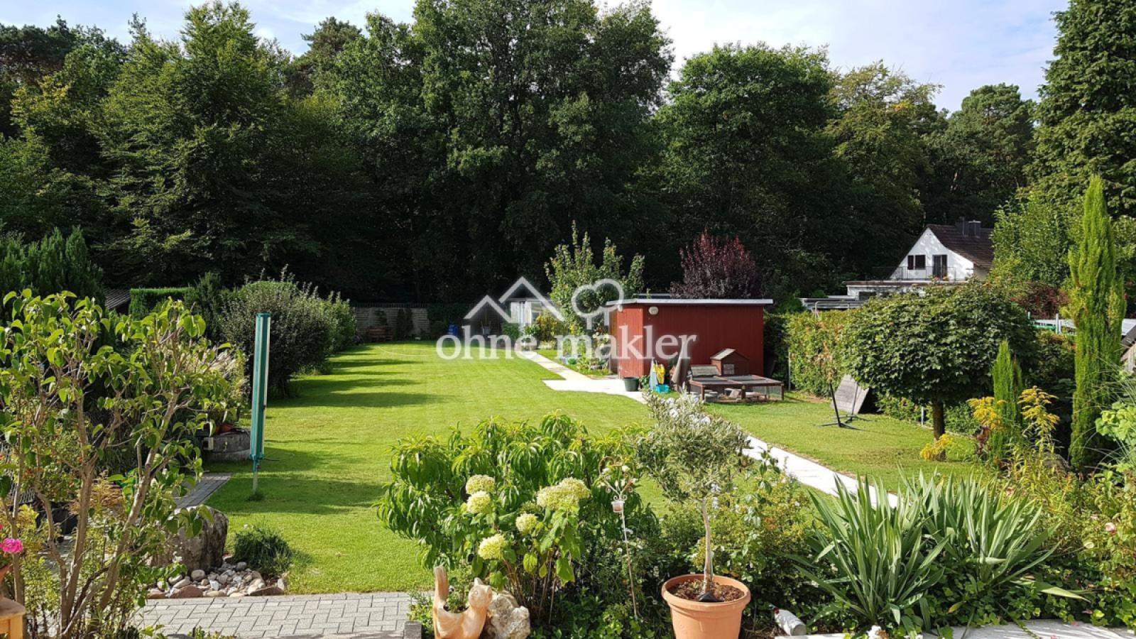 Von der Terrasse zum Garten