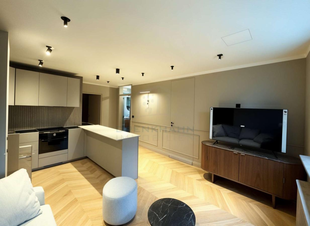 Wohnzimmer und offene Küche