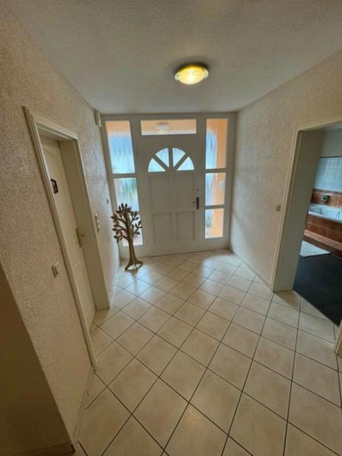 13 Haupteingang von innen - links Gäste WC - rechts Küche