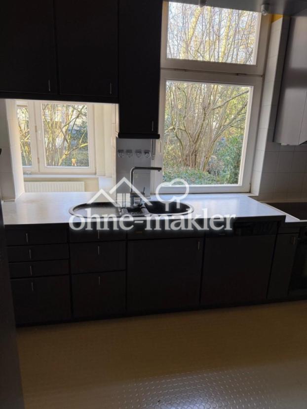 Küche mit Blick in den Garten